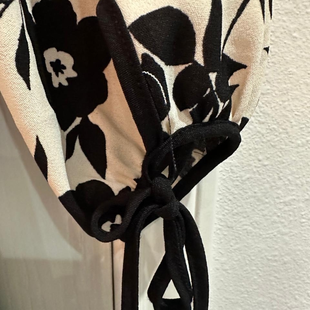 Blouse Women's Black & Cream Floral Tie-Neck Blouse - Picture 3 of 4